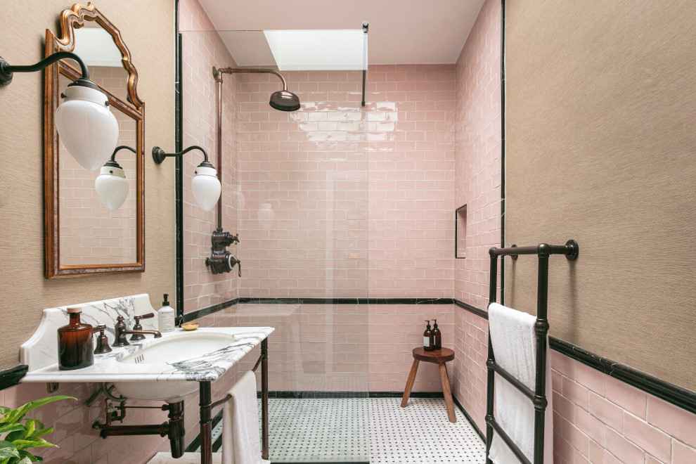 Стильный дизайн: главная ванная комната среднего размера: освещение в стиле неоклассика (современная классика) с белыми фасадами, открытым душем, унитазом-моноблоком, розовой плиткой, керамической плиткой, бежевыми стенами, мраморным полом, врезной раковиной, мраморной столешницей, открытым душем, тумбой под одну раковину, напольной тумбой и обоями на стенах - последний тренд