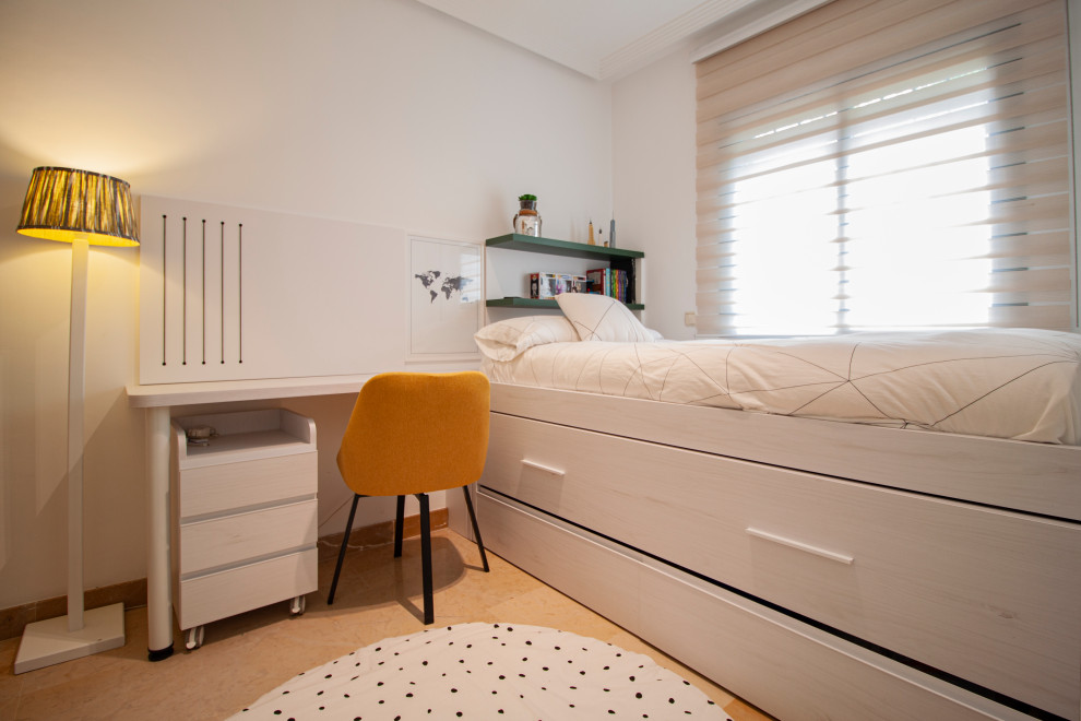 Foto de dormitorio actual pequeño con paredes blancas y suelo beige