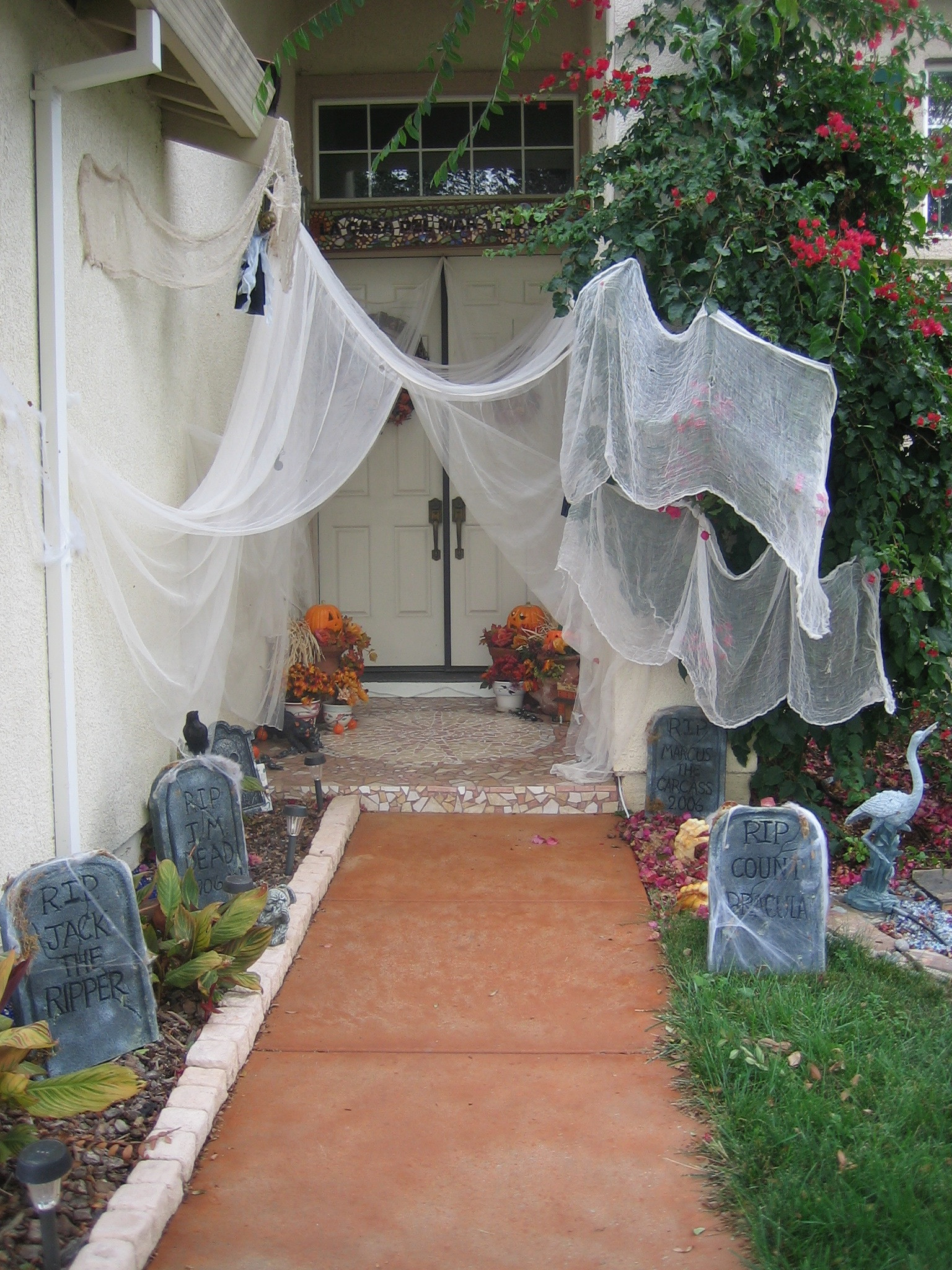 8 schaurig-schöne Halloween-Deko-Ideen für Haus & Garten