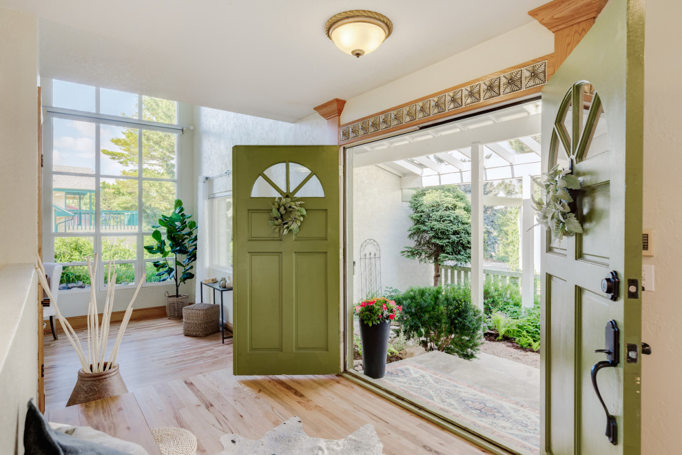デンバーにあるサンタフェスタイルのおしゃれな玄関ロビー (白い壁、淡色無垢フローリング、緑のドア、三角天井、板張り壁) の写真