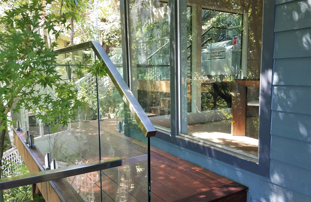 Photo of an expansive modern deck in San Francisco with glass railing.