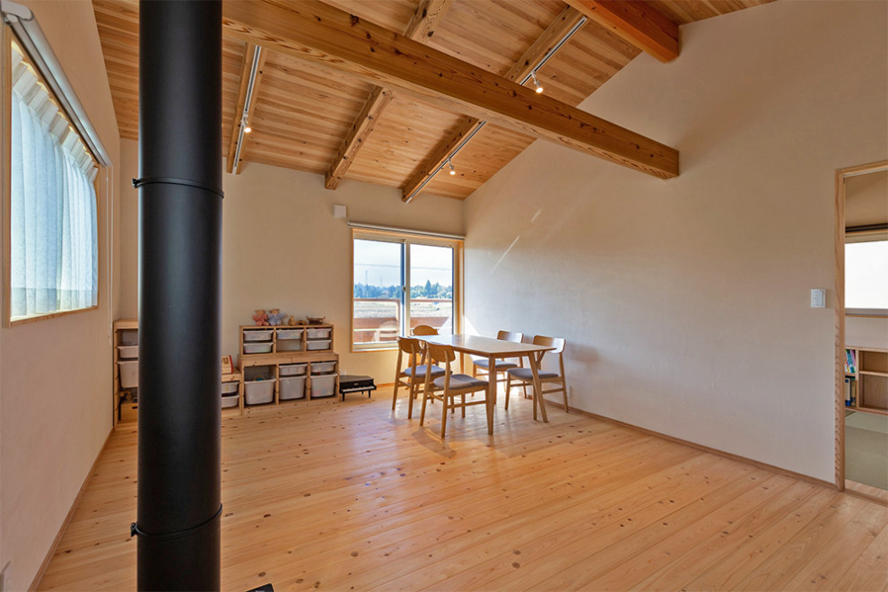 Aménagement d'une salle de séjour avec un mur blanc, un sol en bois brun, un poêle à bois, un sol marron et un plafond en bois.