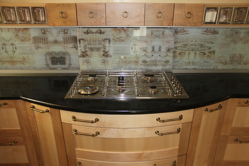 Кухня с кленовым фасадом и всякими хитростями