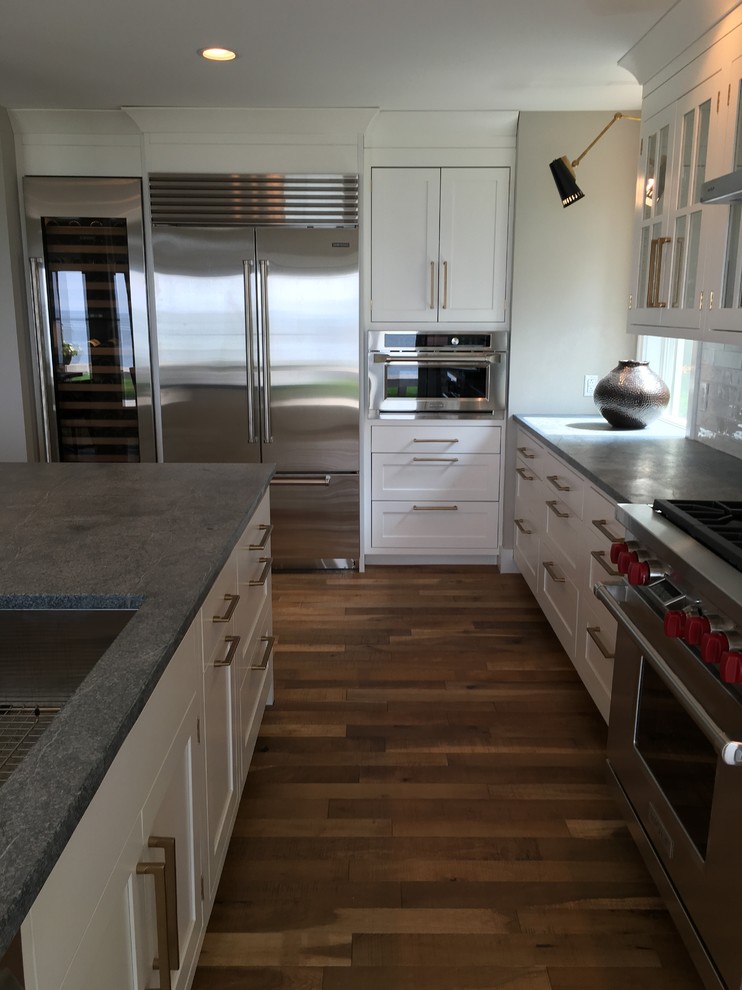 Kitchen - transitional kitchen idea in New York