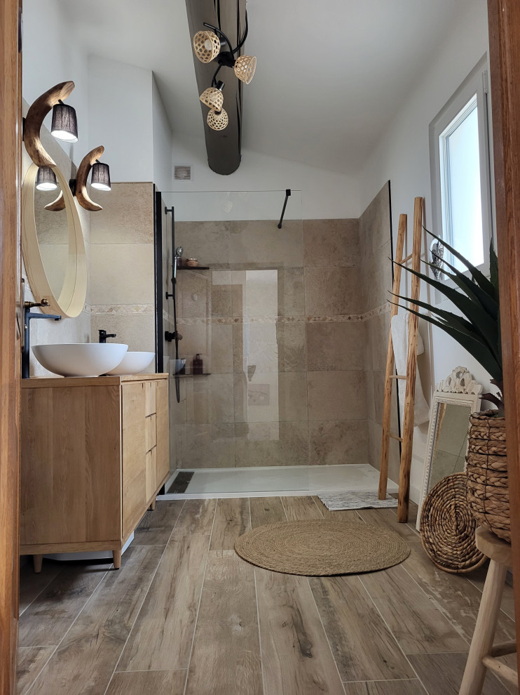 Пример оригинального дизайна: узкая и длинная ванная комната среднего размера в морском стиле с душем без бортиков, бежевой плиткой, полом из плитки под дерево, душевой кабиной, настольной раковиной, столешницей из дерева и тумбой под две раковины