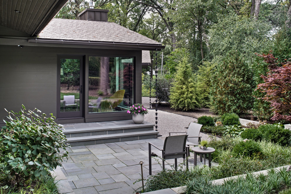 Kleiner Klassischer Patio hinter dem Haus mit Natursteinplatten in Chicago