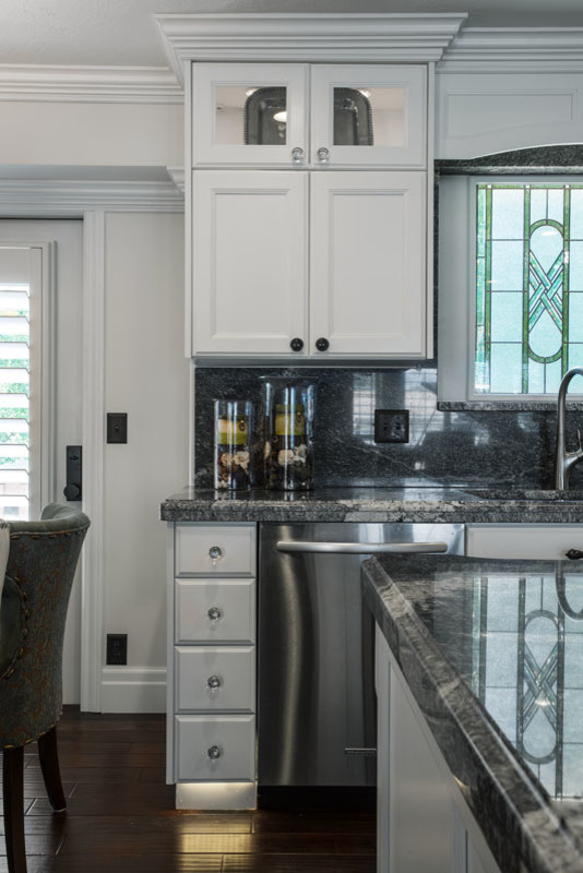Kitchen - transitional kitchen idea