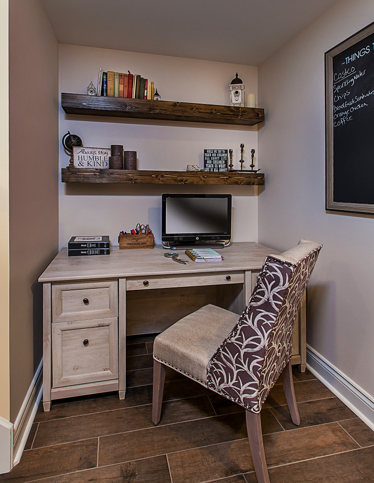 На фото: маленький кабинет в стиле рустика с серыми стенами, полом из керамической плитки, отдельно стоящим рабочим столом и коричневым полом для на участке и в саду с