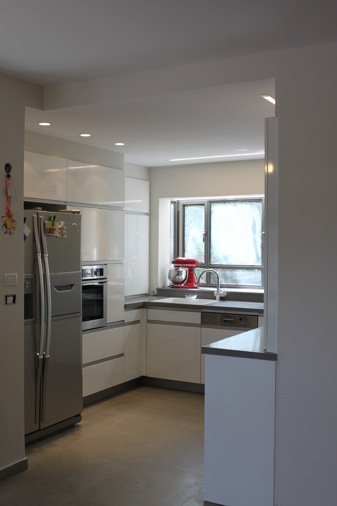 This is an example of a contemporary kitchen in Tel Aviv.
