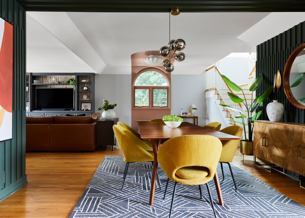 Immagine di una sala da pranzo aperta verso la cucina moderna di medie dimensioni con pareti verdi, pavimento in legno massello medio, pavimento marrone, soffitto ribassato e pannellatura
