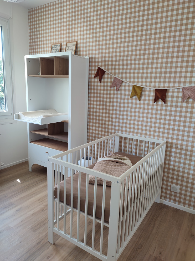 Chambre de bébé neutre?[Cette image montre chambre de bébé neutre With un mur marron, sol en stratifié, un sol beige and du papier peint.]:[Cette image montre Chambres de bébé neutres With un mur marron, sol en stratifié, un sol beige and du papier peint.]