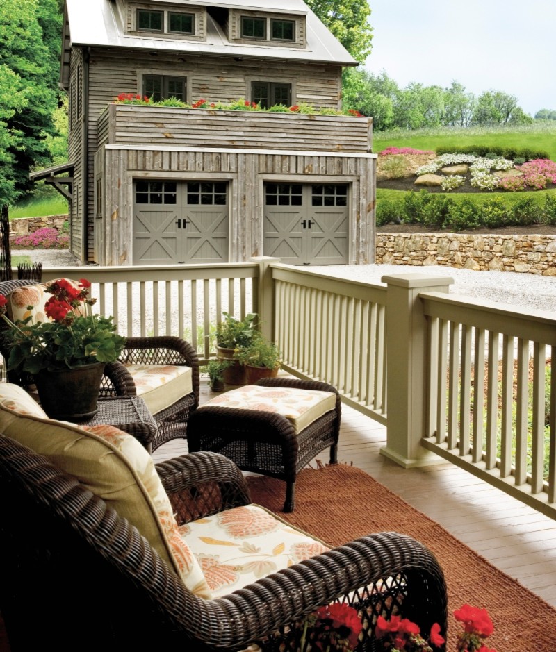 Inspiration for a small country front yard verandah in Wichita with decking.