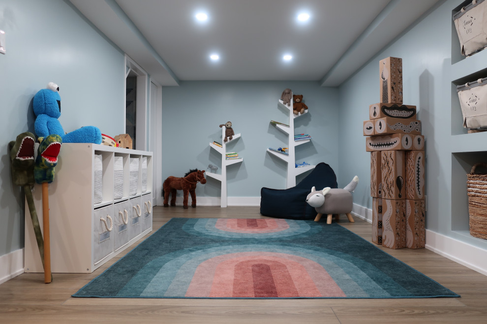 Inspiration för mellanstora eklektiska könsneutrala barnrum kombinerat med lekrum och för 4-10-åringar, med blå väggar, ljust trägolv och brunt golv
