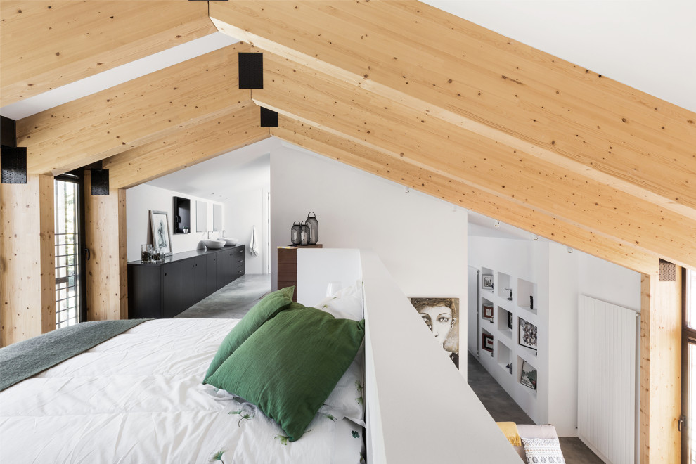 Идея дизайна: большая спальня на антресоли в современном стиле с белыми стенами, бетонным полом, серым полом, балками на потолке и сводчатым потолком