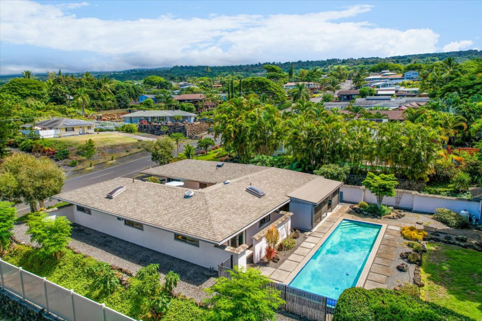 ハワイにあるお手頃価格のビーチスタイルのおしゃれな家の外観の写真