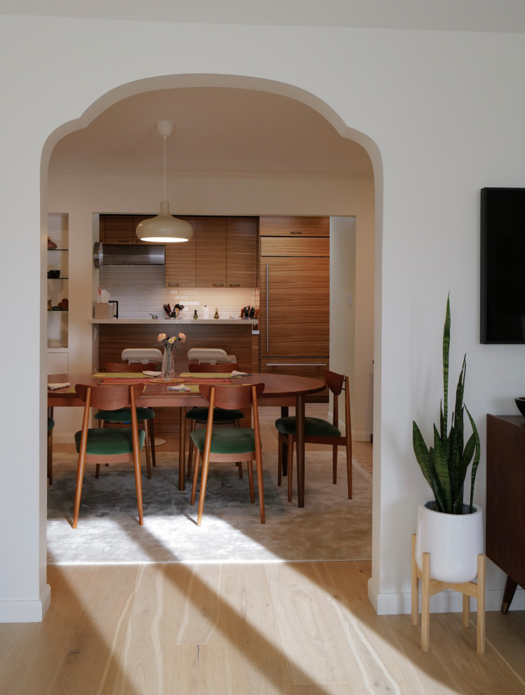 Immagine di un soggiorno minimalista di medie dimensioni e chiuso con parquet chiaro