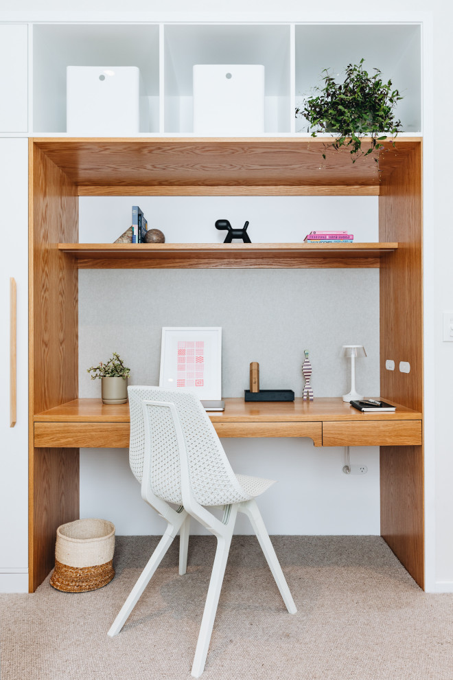 На фото: кабинет в современном стиле с ковровым покрытием и встроенным рабочим столом