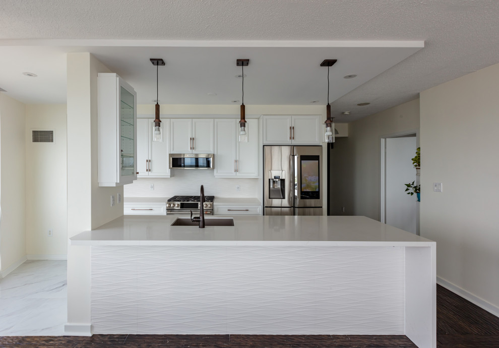Kitchen - transitional kitchen idea in Toronto