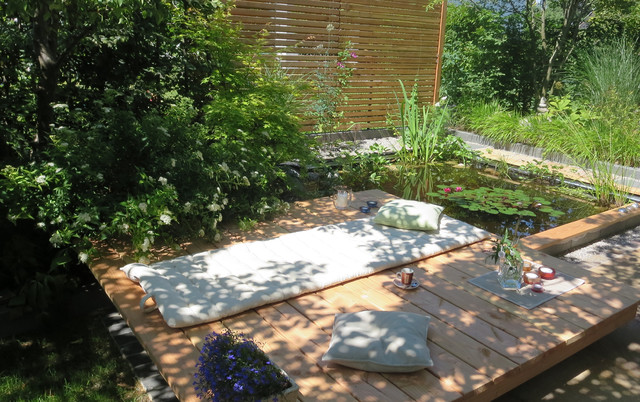 Pflegeleichter Garten mit großem Sonnendeck