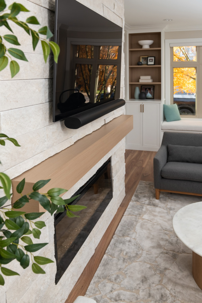 Cette photo montre un salon de taille moyenne et ouvert avec un mur blanc, un sol en bois brun, une cheminée standard et un téléviseur fixé au mur.