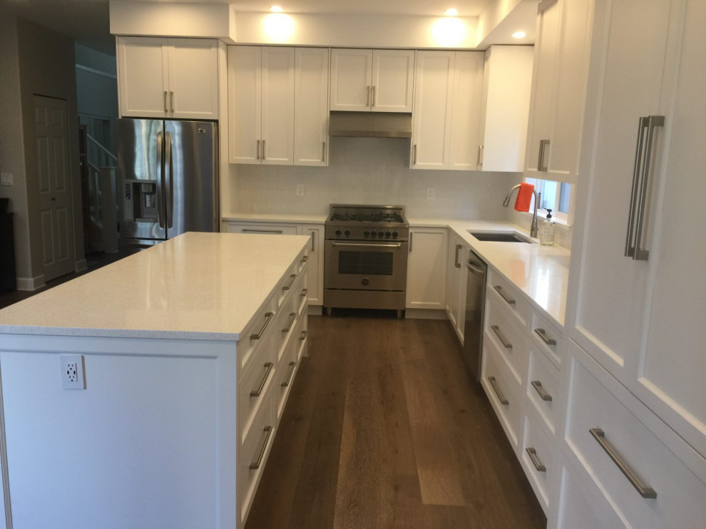 Kitchen - kitchen idea in Vancouver