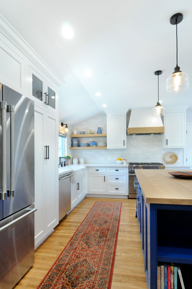 Esempio di una cucina di medie dimensioni con lavello stile country, ante bianche, top in quarzo composito e paraspruzzi bianco