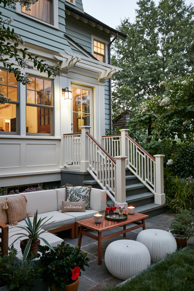 Kleine Klassische Pergola hinter dem Haus mit Natursteinplatten in New York