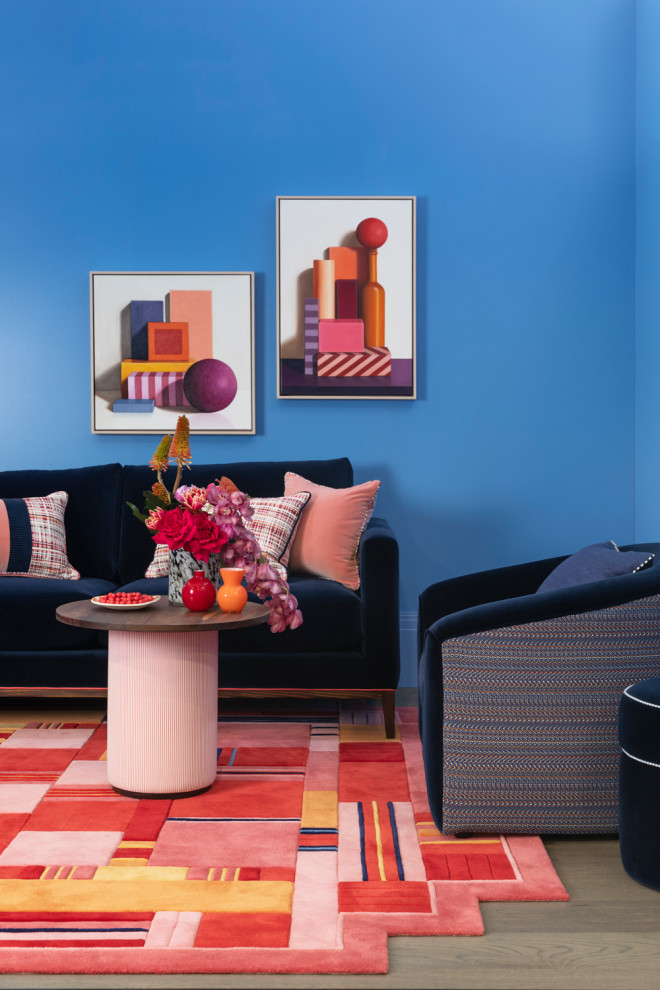 Пример оригинального дизайна: маленькая изолированная гостиная комната с синими стенами для на участке и в саду