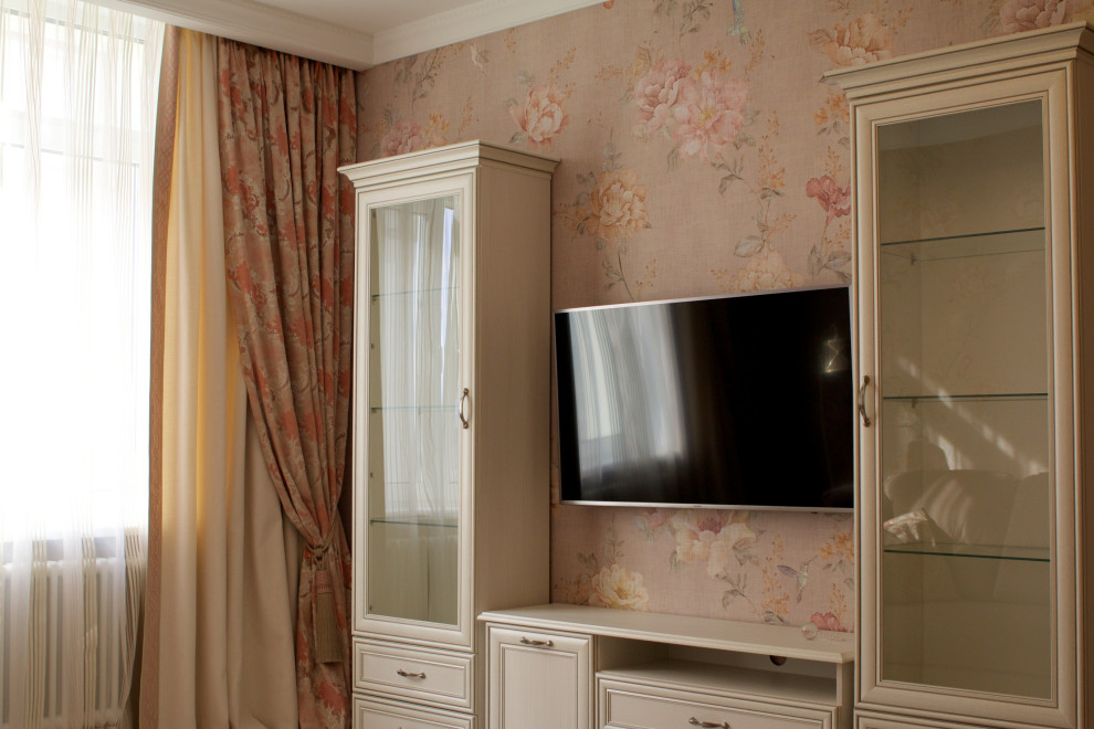 Фиалки у окна