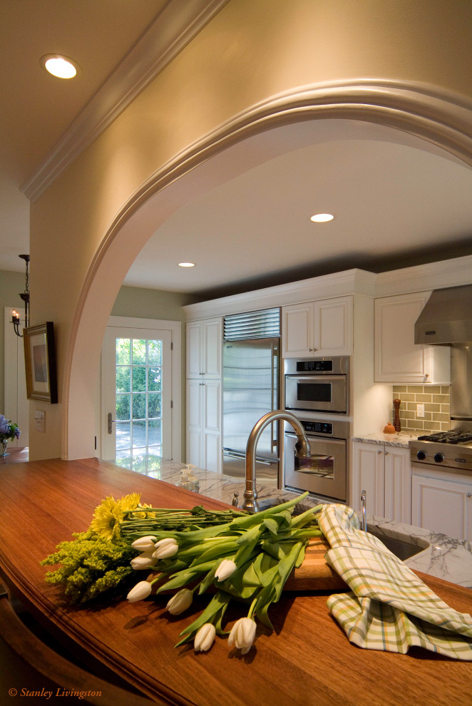Example of a transitional kitchen design in Detroit
