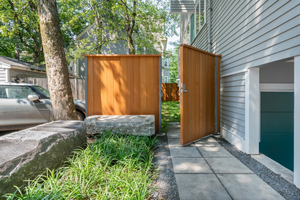 Esempio di un piccolo patio o portico moderno nel cortile laterale con pavimentazioni in pietra naturale