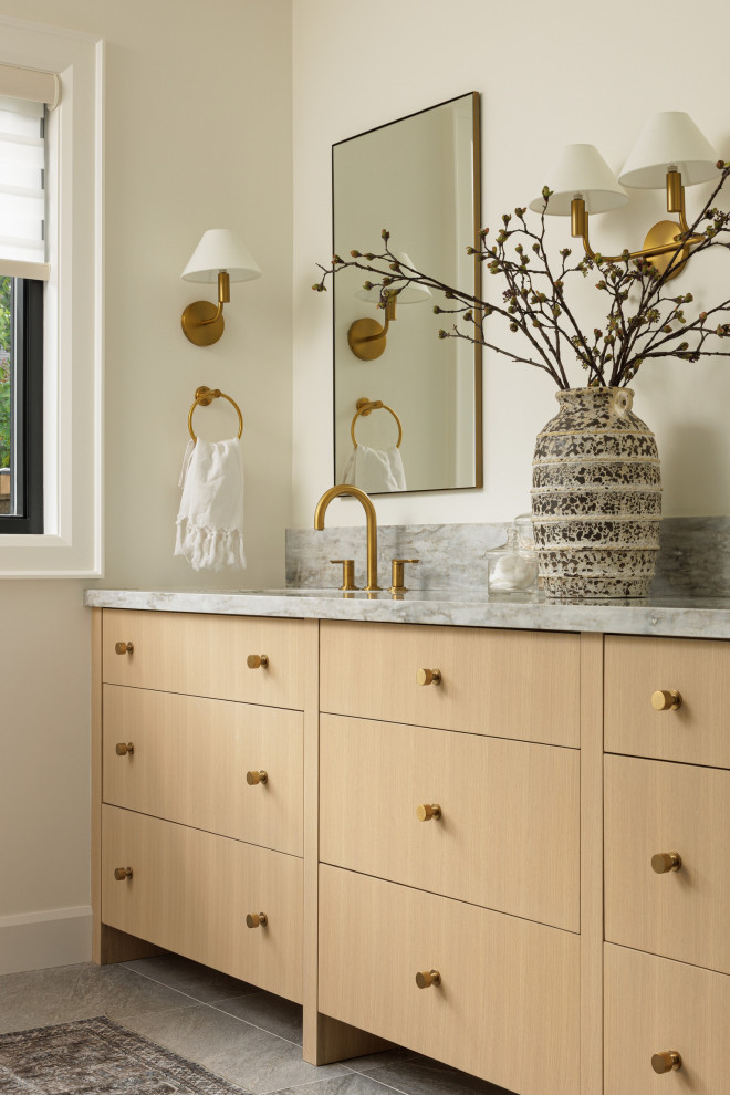 Example of a transitional bathroom design in Toronto