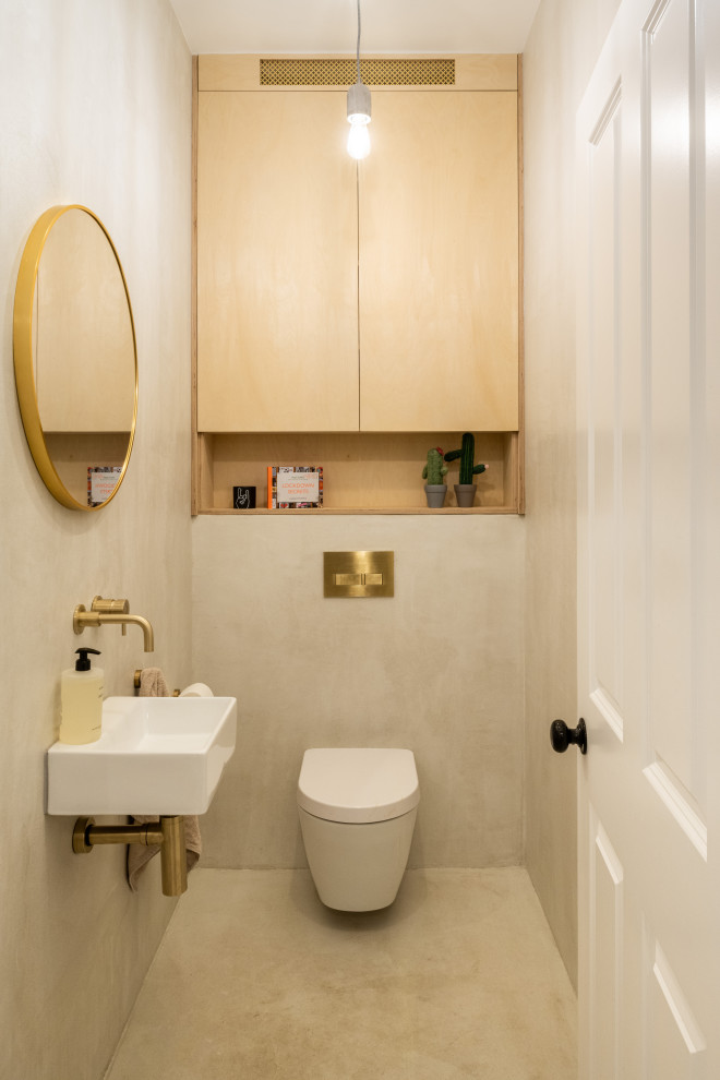 Moderne Gästetoilette mit Wandtoilette, beiger Wandfarbe, Wandwaschbecken und beigem Boden in London