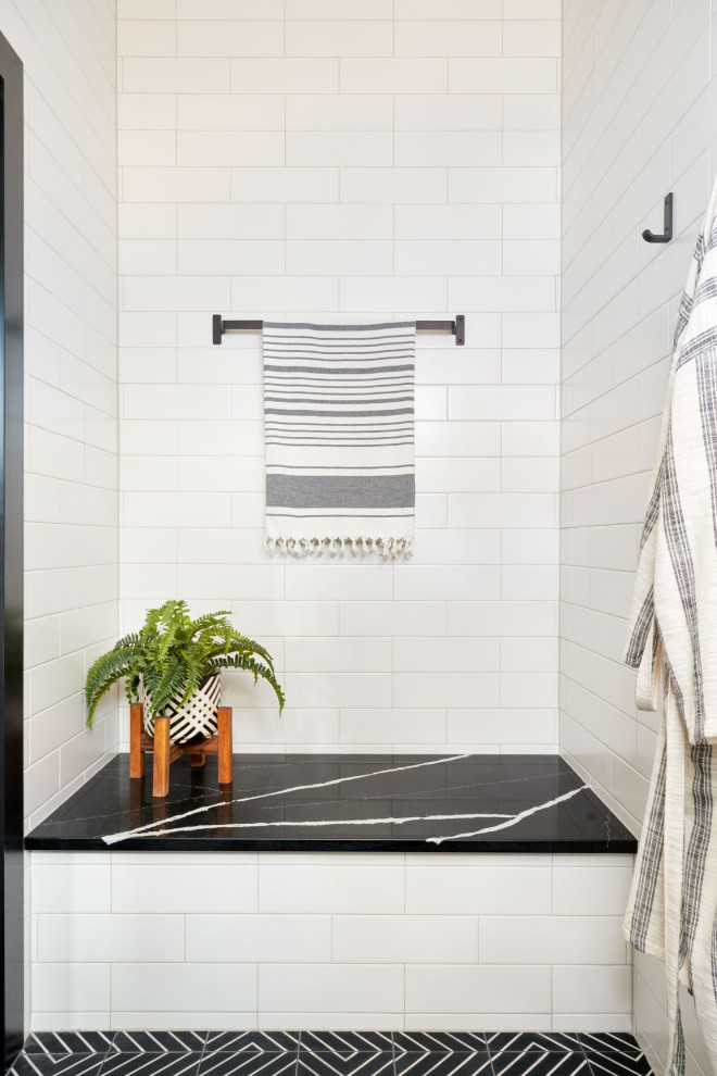 Ispirazione per una piccola stanza da bagno minimal con piastrelle bianche, piastrelle diamantate, pavimento in cementine, lavabo sottopiano e pavimento nero