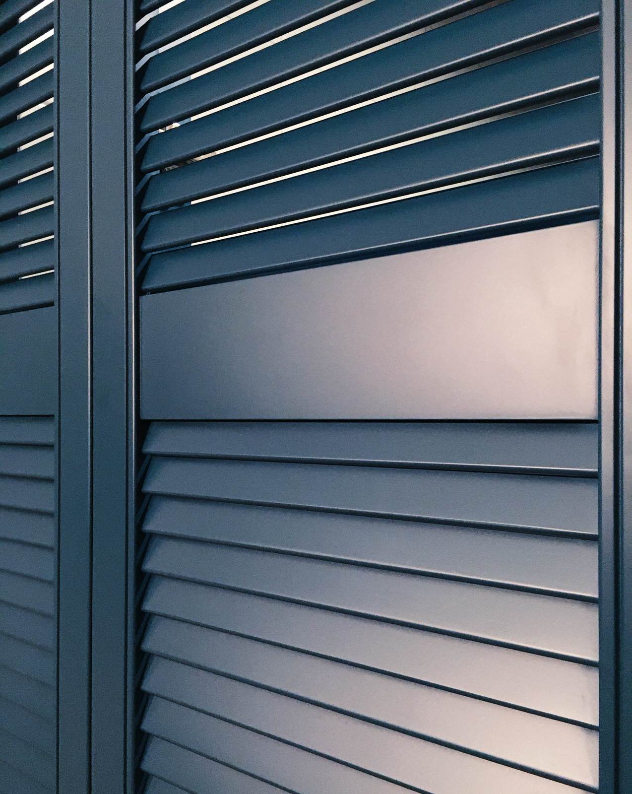 Синие двери для гардеробной и санузла