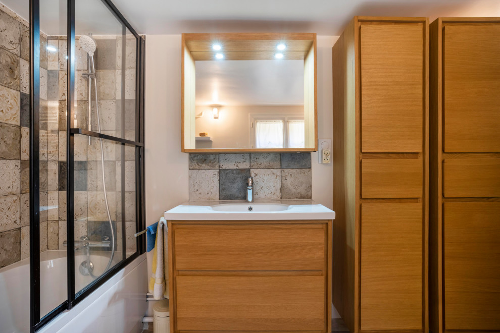 На фото: главная ванная комната среднего размера в стиле шебби-шик с плоскими фасадами, коричневыми фасадами, накладной ванной, душевой комнатой, синей плиткой, керамической плиткой, бежевыми стенами, полом из керамической плитки, консольной раковиной, столешницей из талькохлорита, бежевым полом, душем с раздвижными дверями, белой столешницей, тумбой под одну раковину и напольной тумбой с