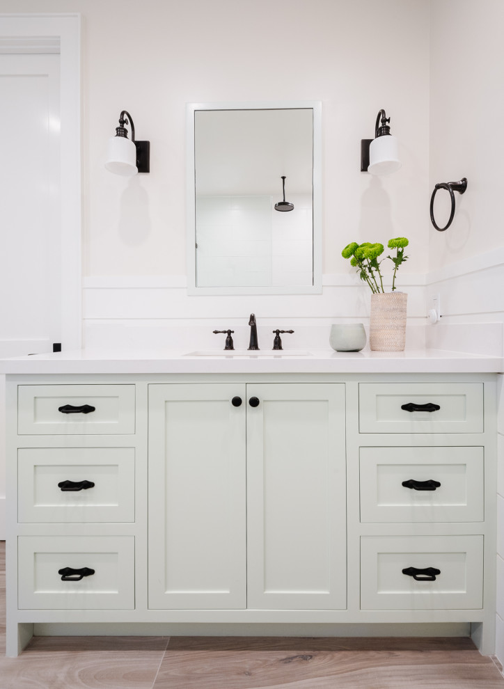 Idéer för stora lantliga vitt en-suite badrum, med möbel-liknande, gröna skåp, ett fristående badkar, en hörndusch, vit kakel, vita väggar, klinkergolv i porslin, ett undermonterad handfat, bänkskiva i kvarts, beiget golv och dusch med gångjärnsdörr
