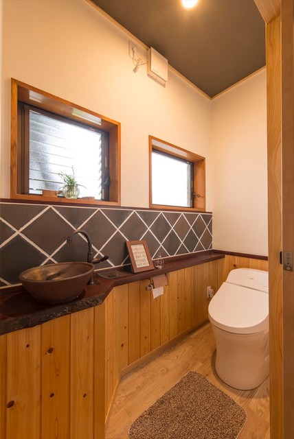 和の空間リフォーム giapponese-moderno-bagno-di-servizio