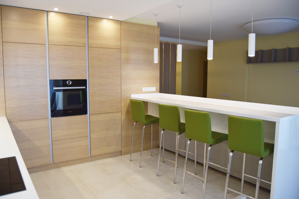 Кухня с белыми фасадами и фасадами из шпона