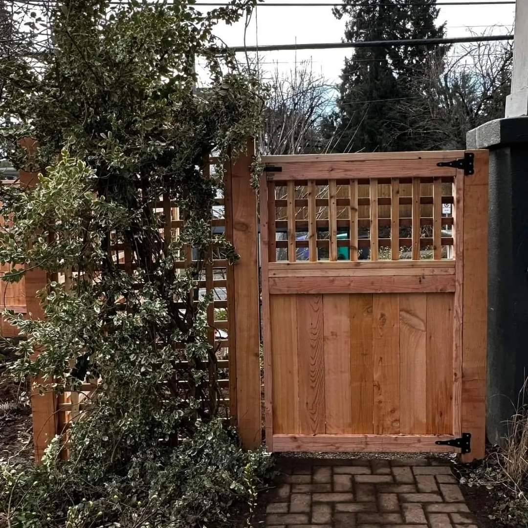 Costum fence with treillice and square lattice
