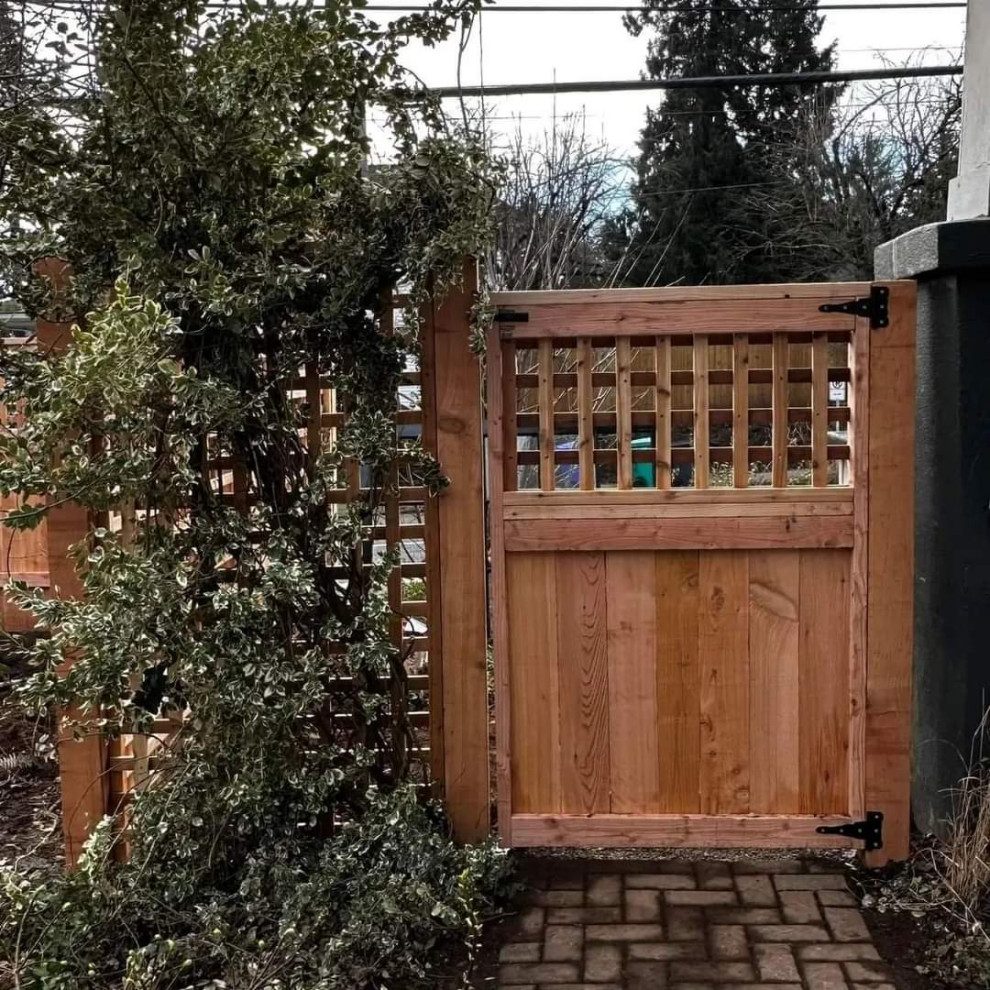 Costum fence with treillice and square lattice