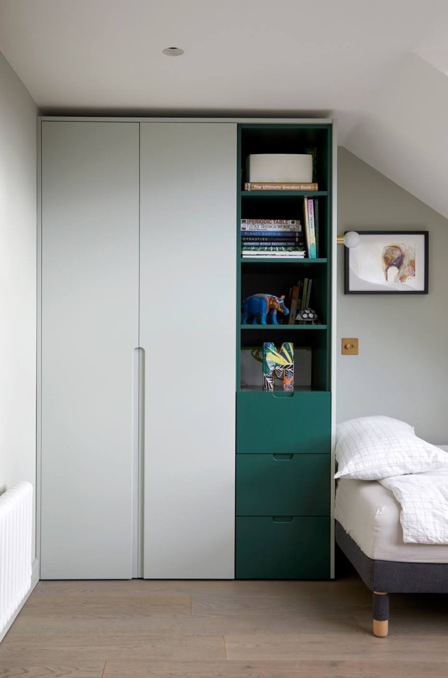 Foto de dormitorio infantil moderno pequeño con paredes verdes, suelo de madera clara y suelo beige