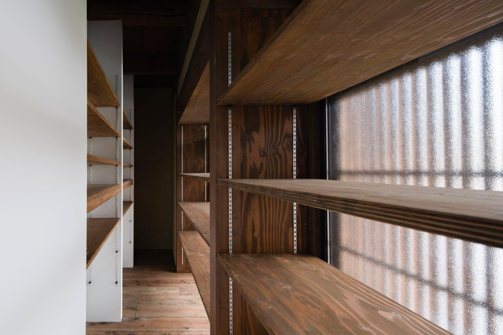 Свежая идея для дизайна: шкаф в нише среднего размера в стиле шебби-шик с коричневыми фасадами, светлым паркетным полом и коричневым полом - отличное фото интерьера