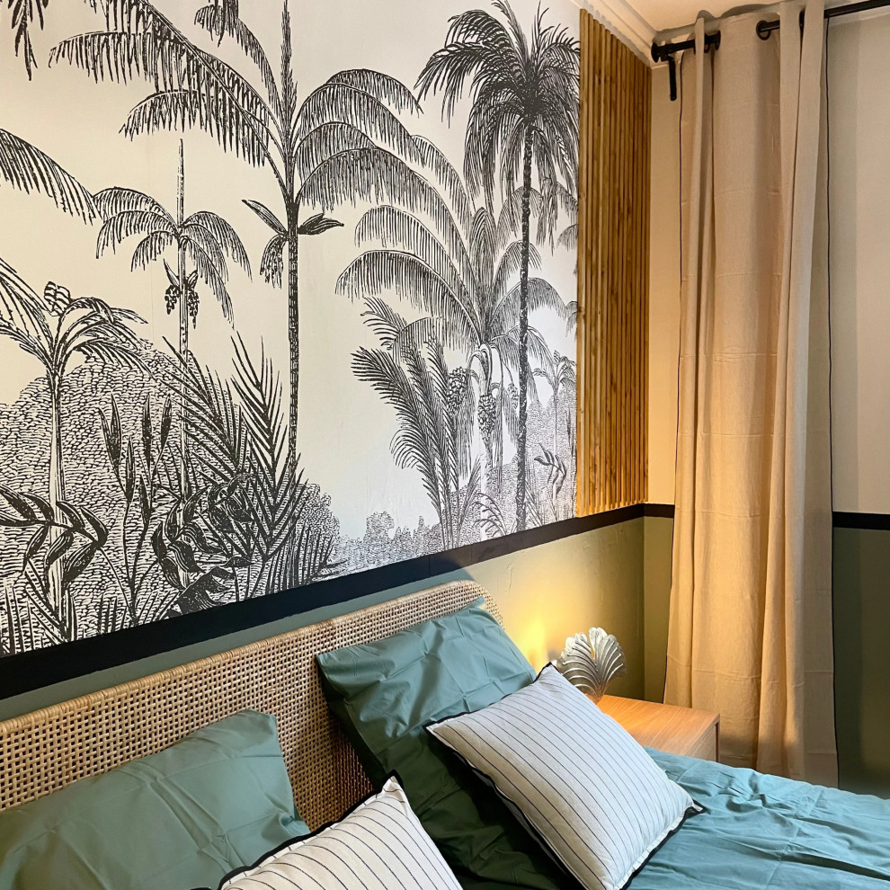 Exemple d'une petite chambre d'amis blanche et bois tendance avec un mur vert et du papier peint.