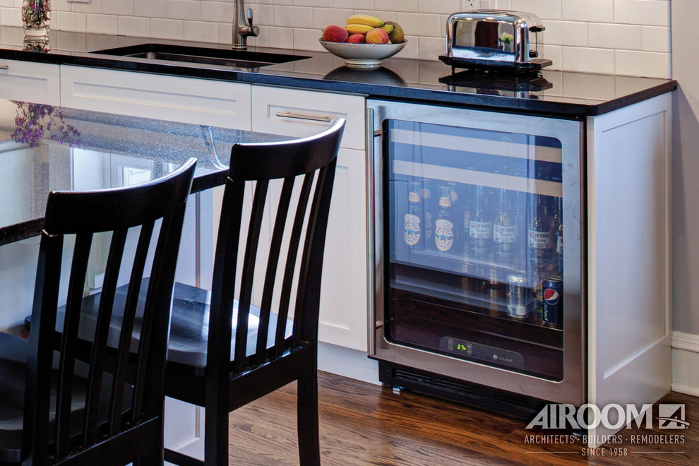Kitchen - modern kitchen idea in Chicago