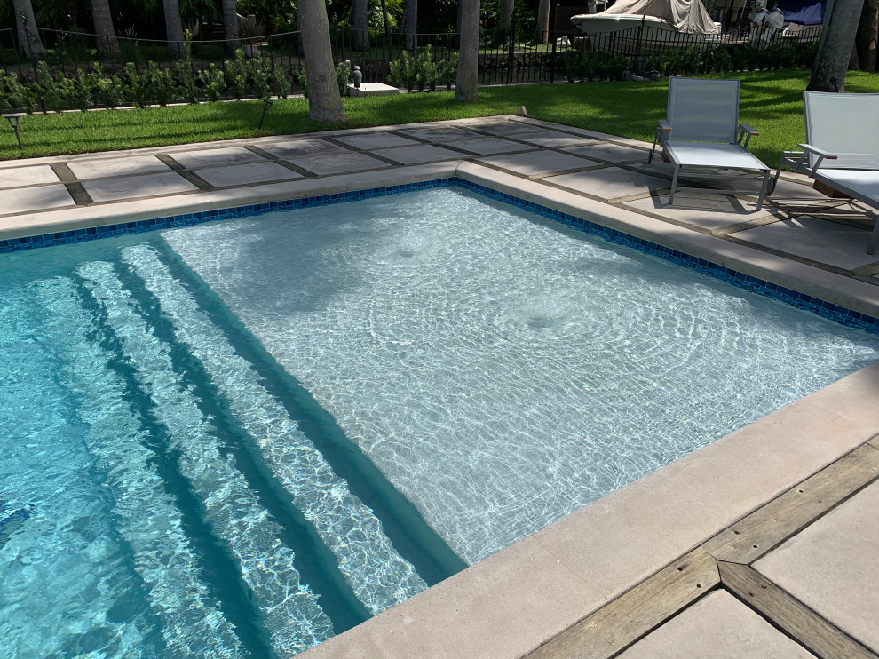 Источник вдохновения для домашнего уюта: прямоугольный ландшафтный бассейн среднего размера на заднем дворе в современном стиле с покрытием из бетонных плит