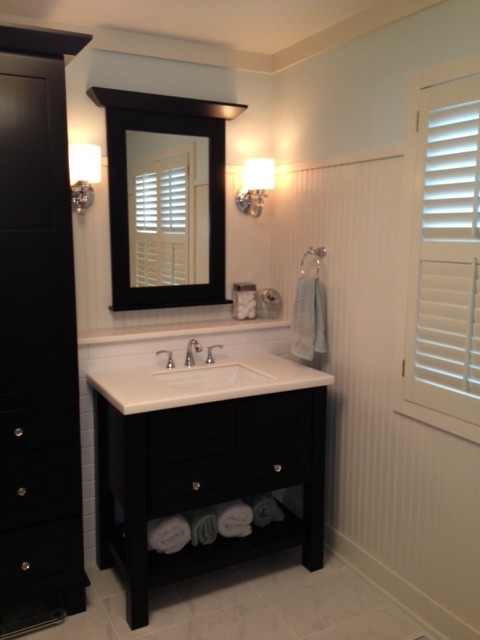 Transitional home design photo in Cincinnati