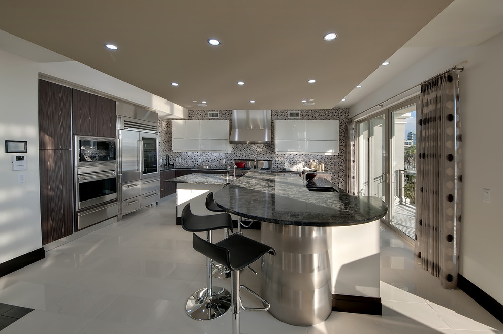 Inspiration for a contemporary eat-in kitchen in Tampa.