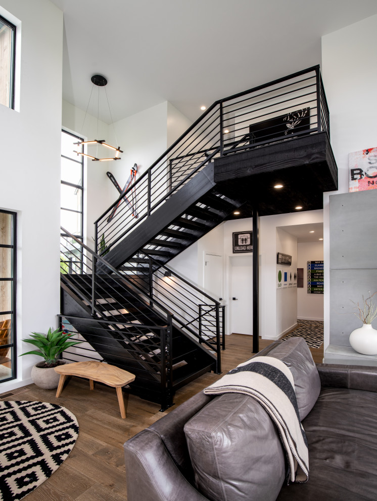 Стильный дизайн: п-образная лестница среднего размера в современном стиле с деревянными ступенями и металлическими перилами - последний тренд