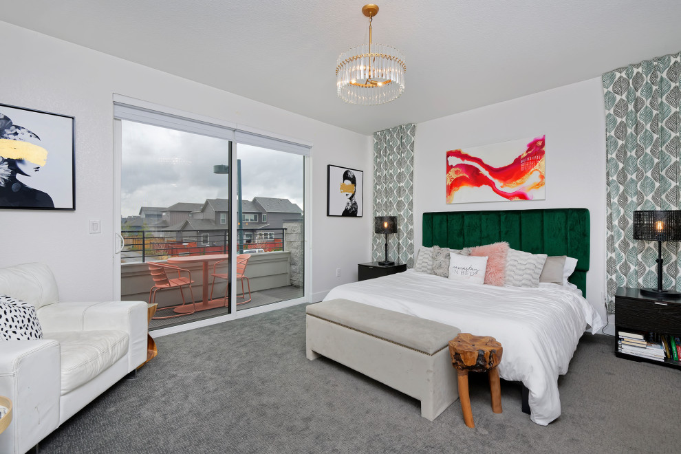 На фото: хозяйская спальня в современном стиле с ковровым покрытием и серым полом